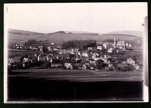 Fotografie Brück & Sohn Meissen, Ansicht Schirgiswalde-Kirschau, Blick auf den Ortsteil mit Mariä-Himmelfahrts Kirche