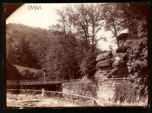 Fotografie Brück & Sohn Meissen, Ansicht Karlsbad, Partie an der Karlsbrücke mit Felsen