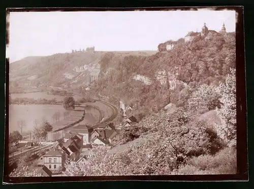 Fotografie Brück & Sohn Meissen, Ansicht Dornburg / Saale, Teilansicht des Ortes mit dem Schloss, Eisenbahnschienen