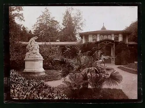 Fotografie Brück & Sohn Meissen, Ansicht Bad Elster, Blick auf die Morritzquelle mit Figuren Statue