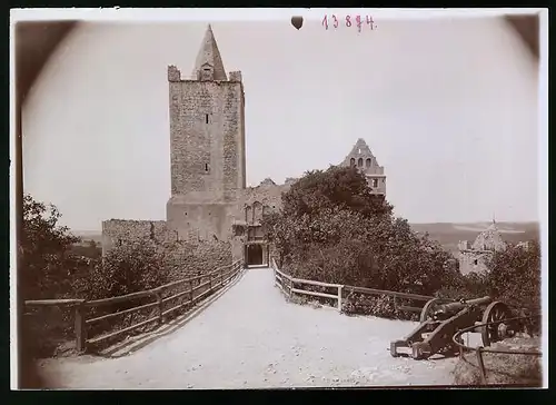 Fotografie Brück & Sohn Meissen, Ansicht Saaleck, Partie am Eingang zur Rudelsburg mit alter Kanone