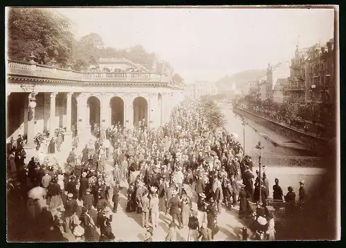 Fotografie Brück & Sohn Meissen, Ansicht Karlsbad, Menschen Massen an der Mühlbrunnen-Kolonade