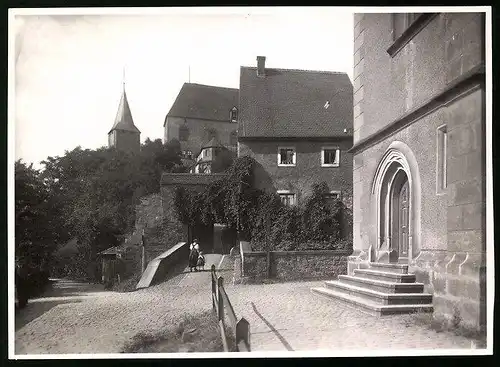 Fotografie Brück & Sohn Meissen, Ansicht Rochlitz i. Sa., Partie am Eingang zum Schloss, Mutter mit ihrer Tochter