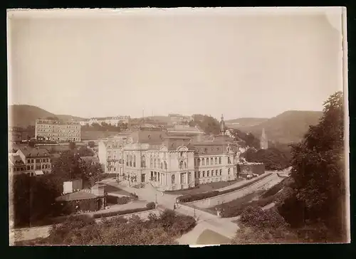 Fotografie Brück & Sohn Meissen, Ansicht Karlsbad, Blick auf das Kaiserbad und Atelier Wagner