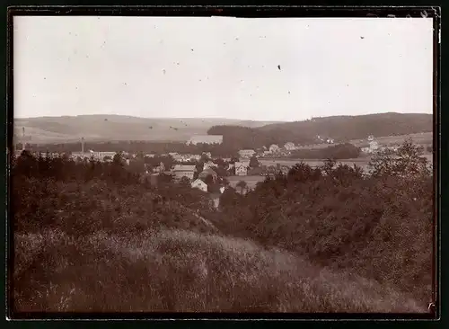 Fotografie Brück & Sohn Meissen, Ansicht Plaue-Bernsdorf, Blick auf den Ort mit Fabrik