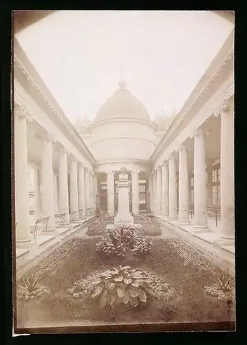 Fotografie Brück & Sohn Meissen, Ansicht Marienbad, Partie im Innegarten des Kreuzbrunnen