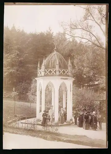 Fotografie Brück & Sohn Meissen, Ansicht Marienbad, Blick auf den Ambrosiusbrunnen mit Kurgästen