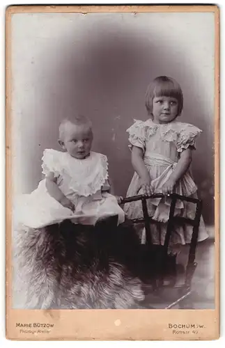 Fotografie Marie Bützow, Bochum i. W., Rottstrasse 49, Kleines Mädchen im Kleid mit einem Kleinkind