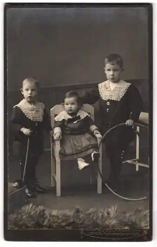 Fotografie W. J. Beckmann, Essen, Frohnhauserstrasse 7 u. 11, Zwei kleine Jungen und Kleinkind in hübscher Kleidung