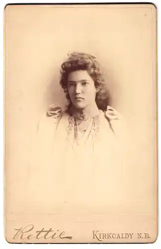 Fotografie Rettie, Kirkcaldy /N.-B., Junge Dame mit gewelltem Haar