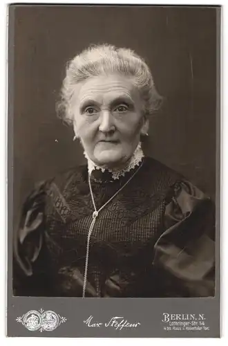 Fotografie Max Steffeur, Berlin, Lothringer Strasse 54, Ältere Dame mit zurückgebundenem Haar