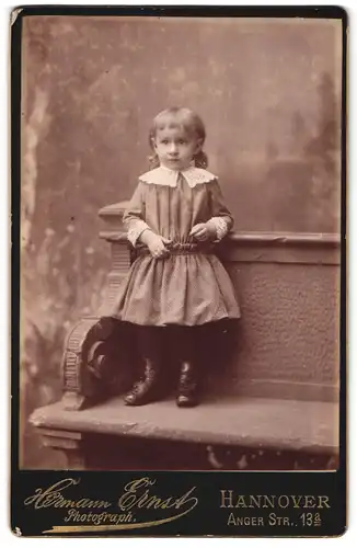 Fotografie Hermann Ernst, Hannover, Angerstrasse 13 a, Kleines Mädchen im hübschen Kleid