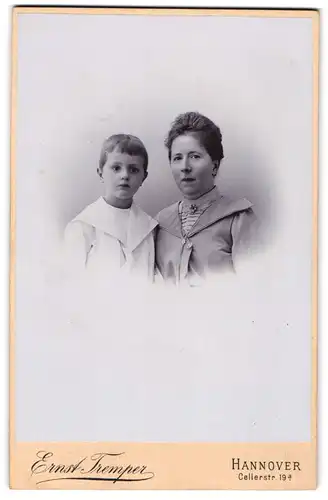 Fotografie Ernst Tremper, Hannover, Cellerstrasse 19 a, Bürgerliche Dame mit einem Jungen