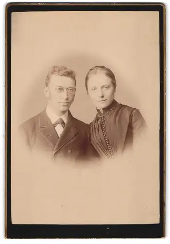 Fotografie G. Rau, Ansbach, Carolinenstrasse D. 357, Bürgerliches Paar in hübscher Kleidung