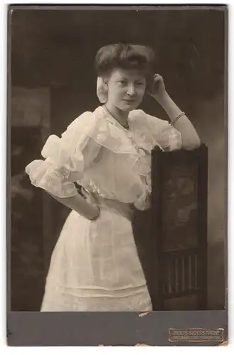 Fotografie Julius Stoess Nachf., Stuttgart, Sophienstrasse 36, Junge Frau im weissen Kleid