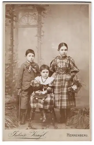 Fotografie Julius Krayl, Herrenberg, Junge und zwei Mädchen in modischer Kleidung