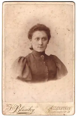 Fotografie J. Blaschy, Allenstein, Guttstaedterstrasse 29, Bürgerliche Dame im Kleid mit Kragenbrosche