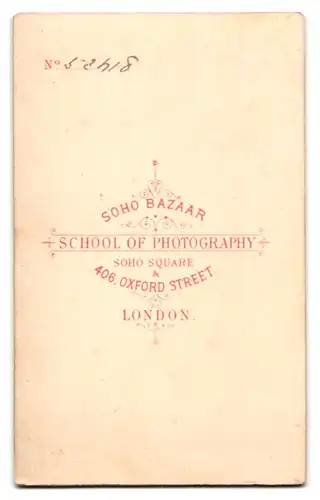 Fotografie School of Photography, Soho Bazaar, London, 406 Oxford Street, Elegante Dame mit Ohrring