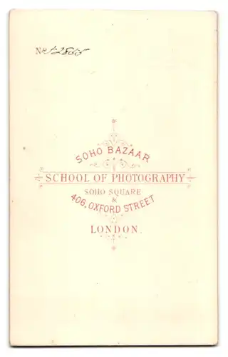 Fotografie School of Photography, Soho Bazaar, London, 406 Oxford Street, Knabe im Mantel
