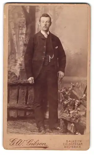 Fotografie G. W. Gibson, Dalkeith, Gutbürgerlicher Herr in eleganter Kleidung