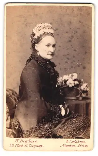 Fotografie W. Bradnee, Torquay, 36 Fleet St., Gutbürgerliche Dame mit Kopfschmuck