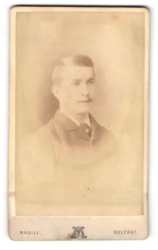 Fotografie Magill, Belfast, Donegall Place, Gutbürgerlicher Herr mit Schnauzbart