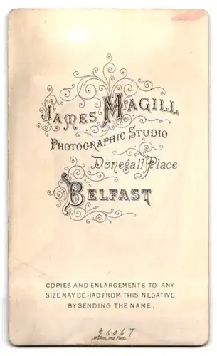 Fotografie Magill, Belfast, Donegall Place, Gutbürgerlicher Herr mit Schnauzbart