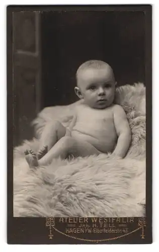 Fotografie Atelier Westfalia, Hagen i. W., Elberfelderstr. 43, Nacktes Baby sitzt auf Fell