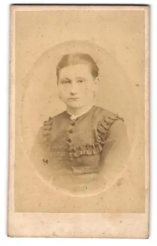 Fotografie Edward Kühne, Helmstedt, Neumärker-Str. 279, Gutbürgerliche Dame im eleganten Kleid