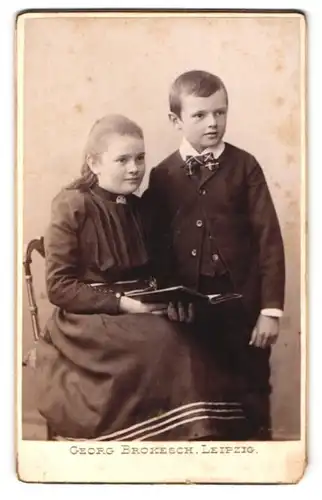 Fotografie Georg Brokesch, Leipzig, Bruder und Schwester in eleganter Kleidung