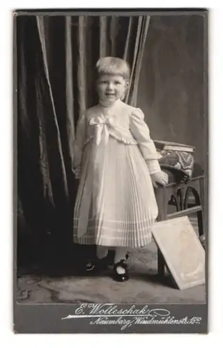 Fotografie E. Wolleschak, Naumburg a. S., Windmühlenstr. 15c, Kleines Mädchen im weissen Kleid