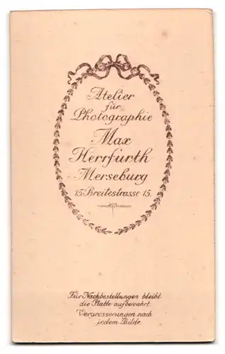 Fotografie Max Herrfurth, Merseburg, Breitestrasse 15, Kleines Mädchen im Kleid mit Kette