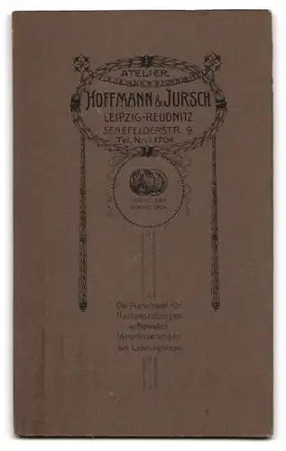 Fotografie Hoffmann & Jursch, Leipzig-Reudnitz, Senefelderstr. 9, Kleiner Junge sitzt und liest