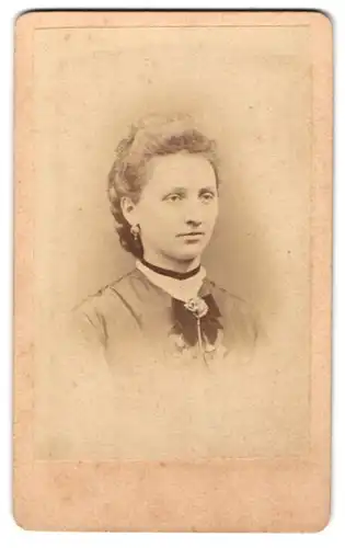 Fotografie H. Hirsch, Berlin, Christinen-Str. 36, Bildhübsche Dame mit Ohrring und Schleife