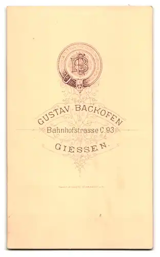 Fotografie Gustav Backofen, Giessen, Bahnhofstrasse C. 93, Elegant gekleideter Herr mit Oberlippenbart