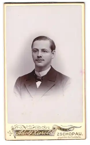 Fotografie Adolf Zierold, Zschopau, Elegant gekleideter Herr mit Brille