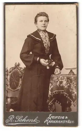 Fotografie R. Schenk, Leipzig, Junge Dame im modischen Kleid