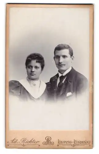 Fotografie Adolph Richter, Leipzig-Lindenau, Merseburger-Strasse 61, Junges Paar in modischer Kleidung