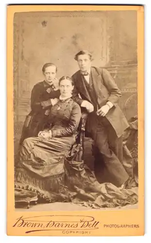 Fotografie Brown Barnes & Bell, Liverpool, 31 Bold St., 87 Lord St., 34, Castle St., Bürgerlicher Herr und zwei Frauen