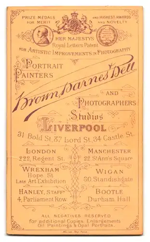 Fotografie Brown Barnes & Bell, Liverpool, 31 Bold St., 87 Lord St., 34, Castle St., Bürgerlicher Herr und zwei Frauen