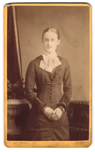 Fotografie Wm. Smith, Leeds, Junge Dame im modischen Kleid