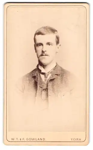Fotografie W. T. & F. Gowland, York, Junger Mann im karierten Anzug mit Krawatte