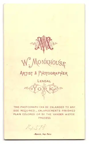 Fotografie W. Monkhouse, York, Bürgerliche Dame mit Kreuzkette