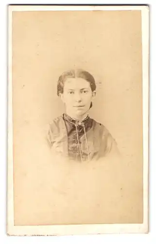 Fotografie William Johnson, Bradfrod, Manchester Road, Junge Dame mit zurückgebundenem Haar