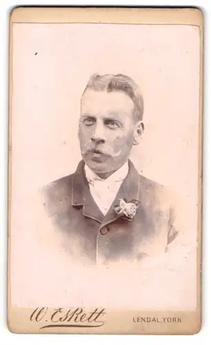 Fotografie W. Enskett, York, Bürgerlicher Herr mit Schnauzbart