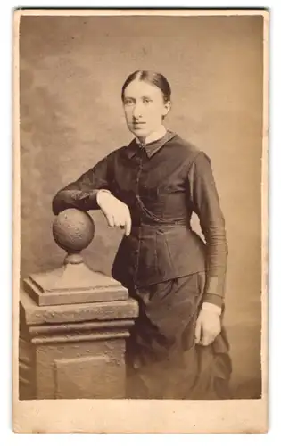 Fotografie Stuart Brothers, London, 47, Brompton Road, Junge Dame in modischer Kleidung