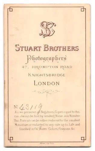 Fotografie Stuart Brothers, London, 47, Brompton Road, Junge Dame in modischer Kleidung