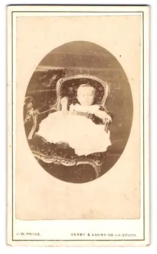 Fotografie J. W. Price, Derby, Kleines Kind im weissen Kleid