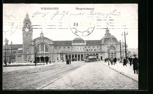 AK Wiesbaden, Strassenpartie mit Blick auf Hauptbahnhof