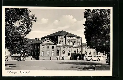 AK Göttingen, Bahnhof, Frontansicht mit Autobus